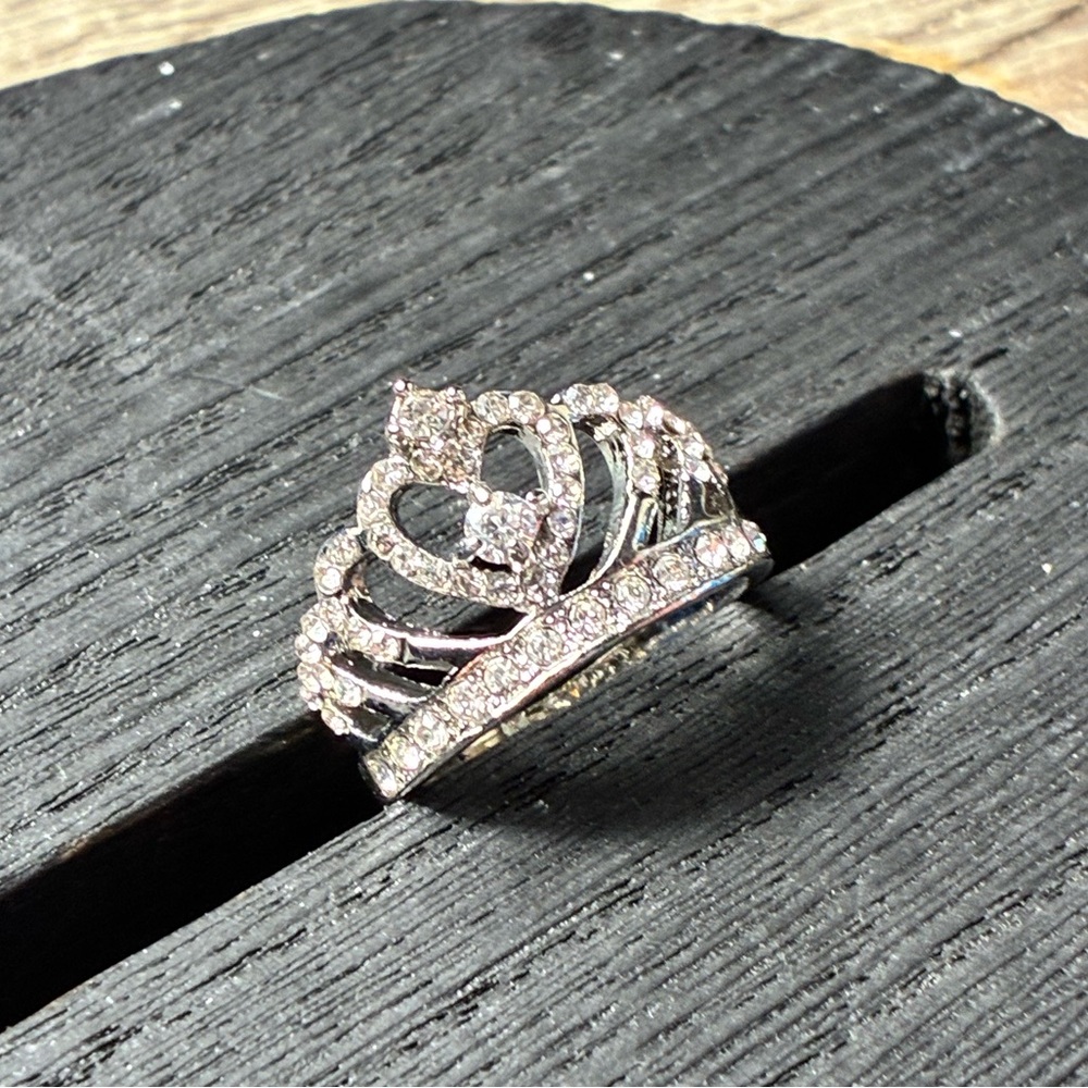✨ NWT Silver Alloy Princess Crown Rhinestone Bling Ring – Size 7 ✨